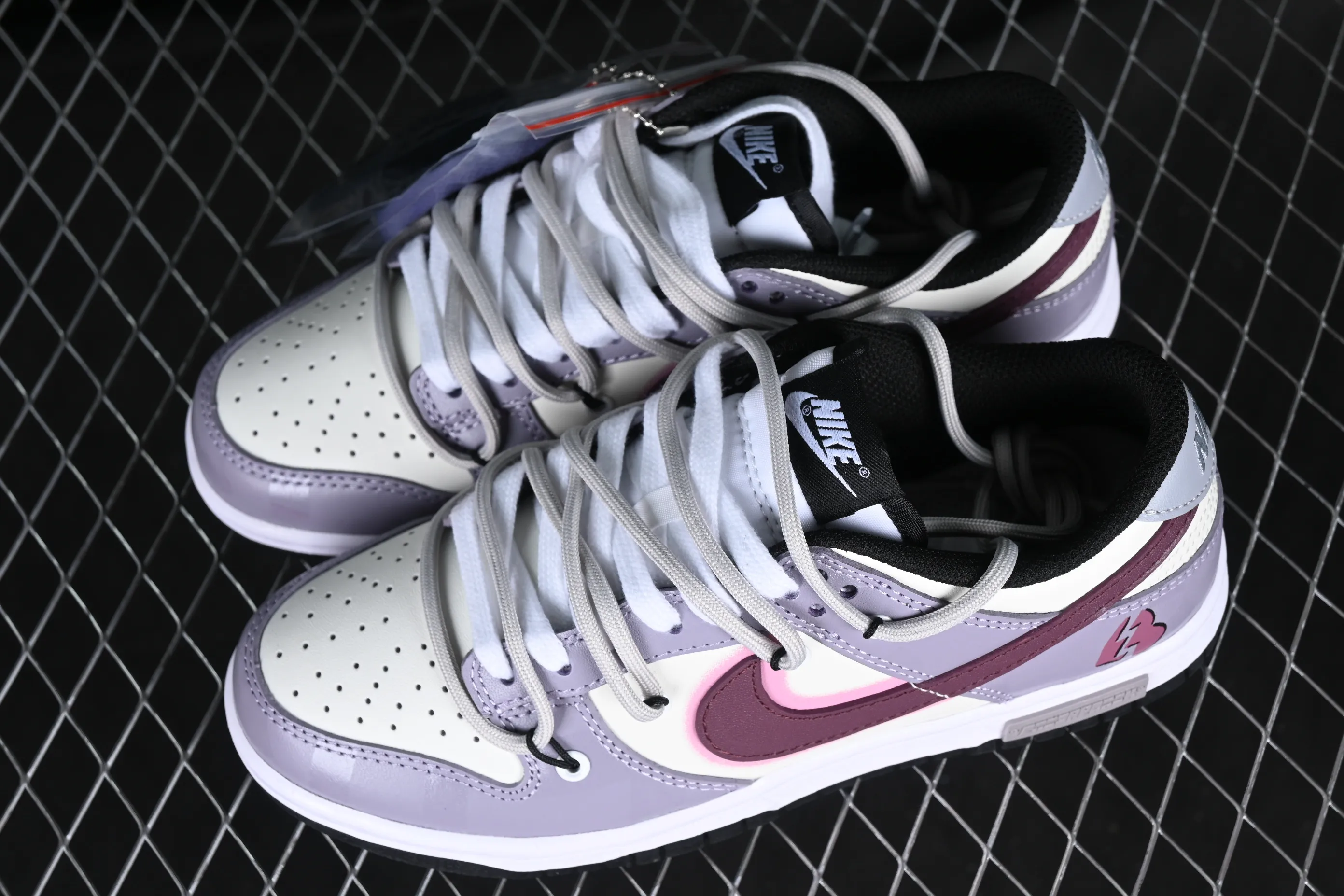 All Categories Nk SB Dunk Series Nk SB Dunk Low Low-top Sneakers Nk SB Dunk Low Panda Prank Tie-Dye Raspberry Printed Purple SB Strap Low-top Casual Sneakers DH9765-002